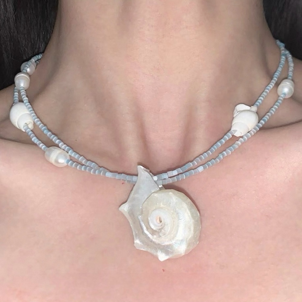 Elegant Shell Pendant‎ Necklace - Picture 2 of 3